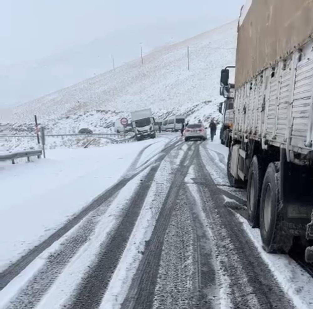 İki ili bağlayan yol beyaza büründü, sürücüler mahsur kaldı 2